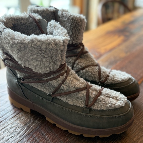 S M Shoes - Women's Shearling-Lined Lace Up Boots